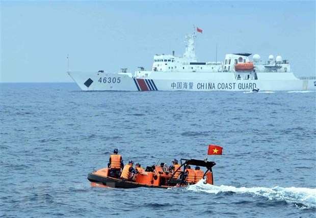 Vietnam's coast guards on way to reach a China Coast Guard vessel to attend a meeting to review the joint fisheries inspection in 2019 (Photo: VNA)