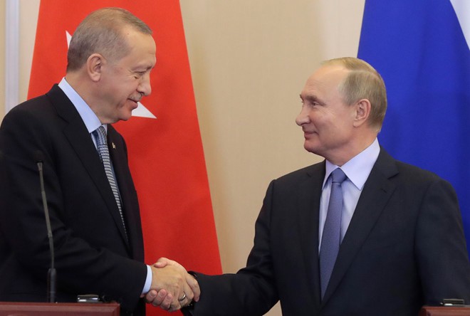 Tổng thống Nga Vladimir Putin và người đồng cấp Thổ Nhĩ Kỳ Recep Tayyip Erdogan trong cuộc họp báo ở Sochi. Ảnh: Reuters.