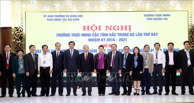 Chủ tịch Quốc hội Nguyễn Thị Kim Ngân với đại biểu các tỉnh về dự Hội nghị. Ảnh: Trọng Đức/TTXVN