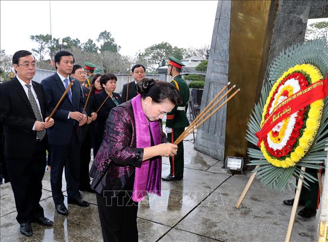 Chủ tịch Quốc hội Nguyễn Thị Kim Ngân đến dâng hương, dâng hoa tại Nghĩa trang Liệt sĩ Đường 9.