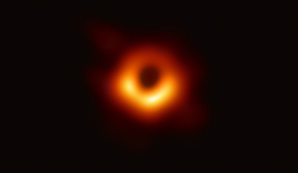 Sử dụng tổ hợp Kính thiên văn Chân trời sự kiện (EHT), các nhà thiên văn học quốc tế hôm 10/4 công bố lần đầu tiên chụp được ảnh hố đen, một trong những bí ẩn lớn nhất của vũ trụ. Vật thể có đường kính ước tính lên tới 40 tỷ km nằm ở trung tâm thiên hà Messier 87, cách Trái Đất 55 triệu năm ánh sáng.