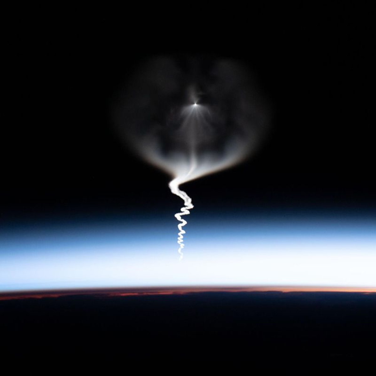 Phi hành gia Christina Koch ghi lại khoảnh khắc tàu vũ trụ Soyuz xuyên qua bầu khí quyển Trái Đất, chở đồng nghiệp Jessica Meir lên Trạm Vũ trụ Quốc tế (ISS). Vào ngày 18/10, bộ đôi này trở thành đội nữ phi hành gia đầu tiên thực hiện chuyến đi bộ ngoài không gian với nhiệm vụ thay thế thiết bị sạc bị hỏng trên ISS.