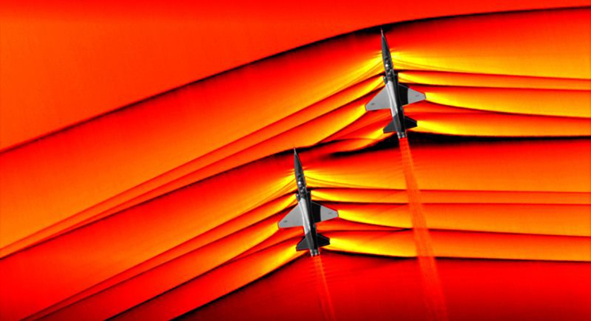Sóng xung kích phát ra từ hai chiếc máy bay siêu thanh T-38 Talon của Mỹ được nhân viên của NASA chụp với công cụ phơi sáng false-color từ một chiếc phi cơ bay phía trên. Sự thay đổi của áp suất không khí chính là nguyên nhân gây ra nhưng tiếng nổ siêu thanh.