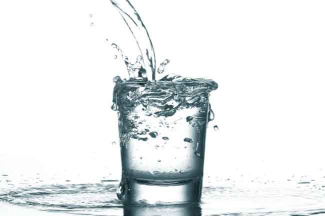 Không uống đủ nước: Chức năng chính của thận là lọc các chất thải của quá trình trao đổi chất. Bạn cần uống đủ nước để duy trì sự cân bằng hồng cầu, nếu không các độc tố sẽ tích tụ lại trong máu.
