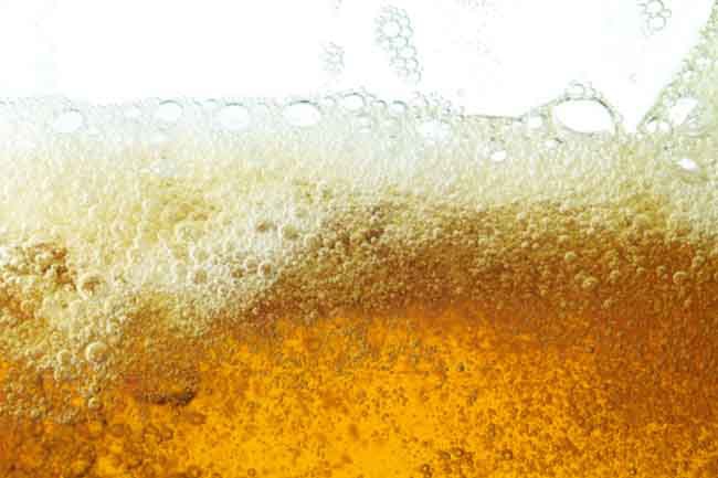 Lạm dụng cồn: Uống quá nhiều bia rượu là một thói quen hại thận, vì bia rượu chứa nhiều độc tố gây áp lực lên thận.