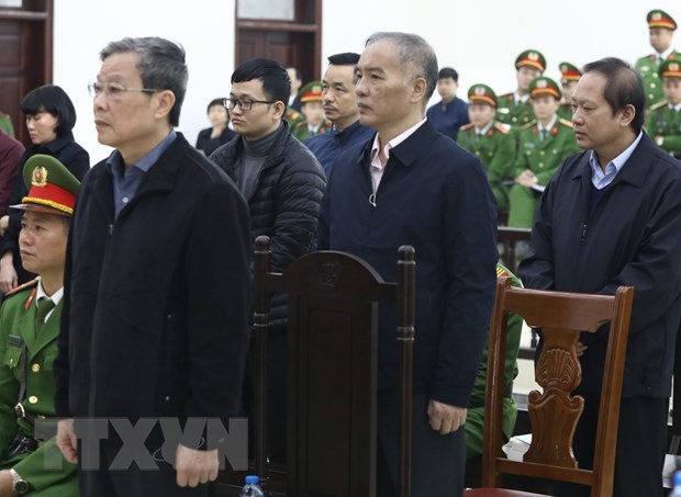 Bị cáo Nguyễn Bắc Son (trái) nghe tòa tuyên án. (Ảnh: Văn Điệp/TTXVN)