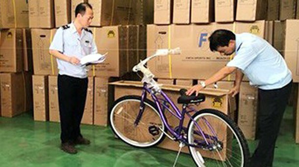 Cục Hải quan Bình Dương đang tạm giữ 10 container xe đạp nghi giả mạo xuất xứ Việt Nam tại Bình Dương. Ảnh: Báo Tiền phong.