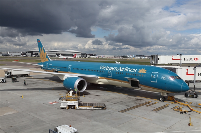 A Vietnam Airlines airplane lands at Heathrow Airport in London. — VNA/VNS