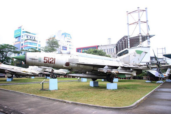 Máy bay tiêm kích MIG-21 F96 mang số hiệu 5121 do anh hùng Phạm Tuân lái đã bắn hạ siêu pháo đài bay B52. 