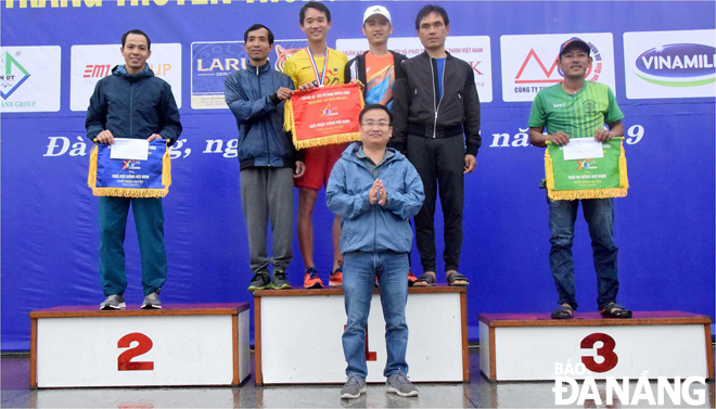 Đội nam Thanh Khê (giữa) tiếp tục thể hiện ưu thế, góp phần vào thành tích lần thứ 13 liên tiếp giành giải nhất toàn đoàn tại giải Việt dã - chạy Vũ trang truyền thống Báo Đà Nẵng của đội tuyển Thanh Khê.