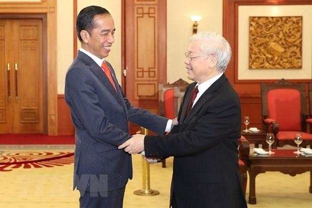 Party General Secretary Nguyen Phu Trong (R) welcomes Indonesian President Joko Widodo in September 2018. (Photo: VNA)