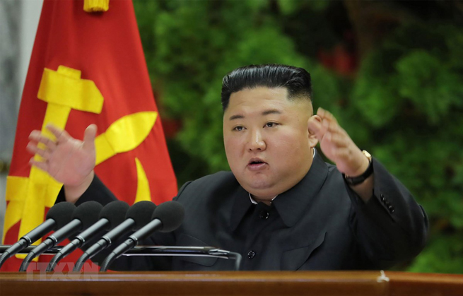 Nhà lãnh đạo Triều Tiên Kim Jong-un phát biểu tại cuộc họp của Ủy ban trung ương đảng Lao động Triều Tiên. (Ảnh: AFP/TTXVN)