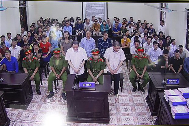 Quang cảnh phiên tòa xét xử sơ thẩm vụ gian lận thi cử tại Hà Giang sáng 14-10. (Ảnh chụp màn hình. Nguyễn Chiến/TTXVN)
