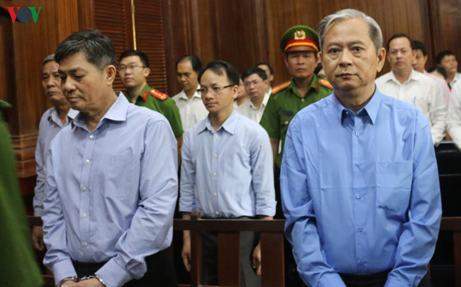 Bị cáo Nguyễn Hữu Tín và Đào Anh Kiệt trong phiên tòa sáng nay