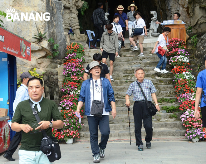 Du khách đến Đà Nẵng thường lựa chọn các City tour để tham quan các khu, điểm du lịch của thành phố. Trong ảnh: Du khách tham quan động Âm phủ thuộc danh thắng Ngũ Hành Sơn.