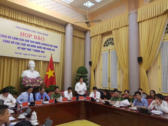 Thứ trưởng Bộ GDĐT Nguyễn Hữu Độ phát biểu tại buổi họp báo sáng 4/7/2019 công bố lệnh của Chủ tịch Nước về việc công bố 7 luật, trong đó có Luật Giáo dục vừa được Quốc hội khóa XIV thông qua tại kỳ họp thứ 7.