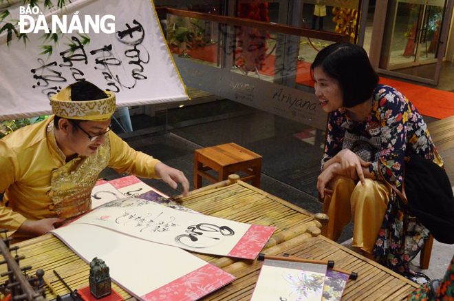 A calligraphy performance at the ‘Ancient Tet- Ancient Market’ at the city-based Ariyana Convention Centre