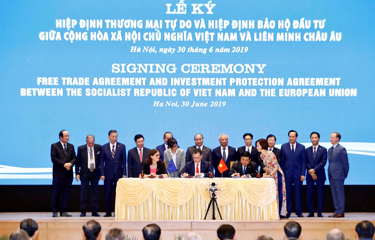 Thủ tướng Nguyễn Xuân Phúc chứng kiến Lễ ký Hiệp định Bảo hộ Đầu tư Việt Nam (EVIPA) giữa Việt Nam và Liên minh Châu Âu. (Ảnh: Thống Nhất/TTXVN)