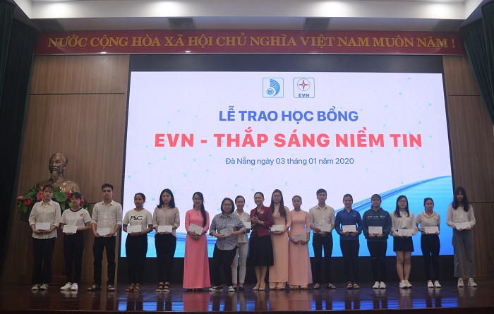 Trao 100 suất học bổng cho sinh viên Đại học Đà Nẵng