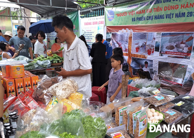 Nhộn nhịp những phiên chợ hàng Việt