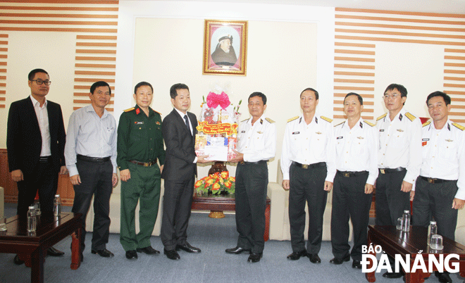 Phó Bí thư Thường trực Thành ủy Nguyễn Văn Quảng chúc Tết cán bộ, chiến sĩ Vùng 3 Hải quân