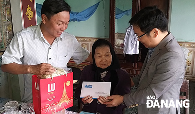 Báo Đà Nẵng thăm, tặng quà cho Mẹ Việt Nam anh hùng Đặng Thị Hợi và Võ Thị Liên