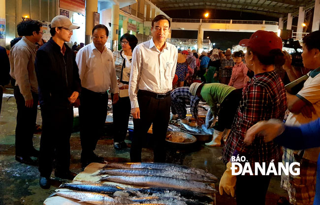 Lãnh đạo thành phố kiểm tra an toàn thực phẩm tại cảng cá Thọ Quang và chợ đầu mối Hòa Cường