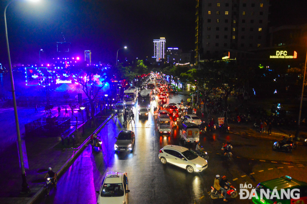 Tran Hung Dao Street packed with people and vehicles in the New Year’s Eve