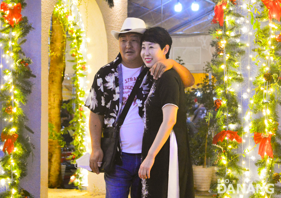 A foreign couple posing for a photo to save their memorable New Year moments