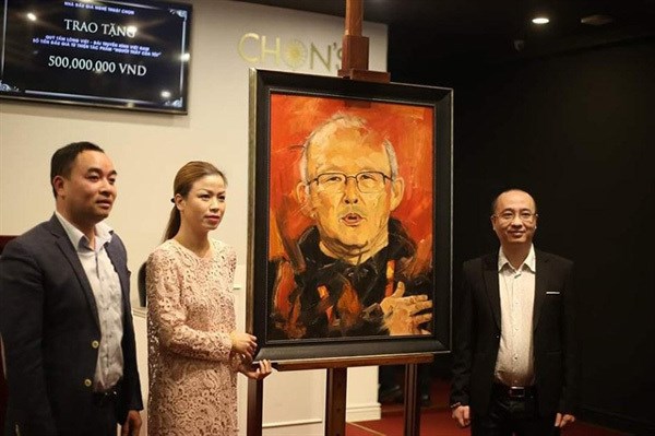 Portrait of national football team coach Park Hang-seo sold for 12,000 USD during an auction at Chon Auction House in Hanoi. (Source: vietnamnet.vn)