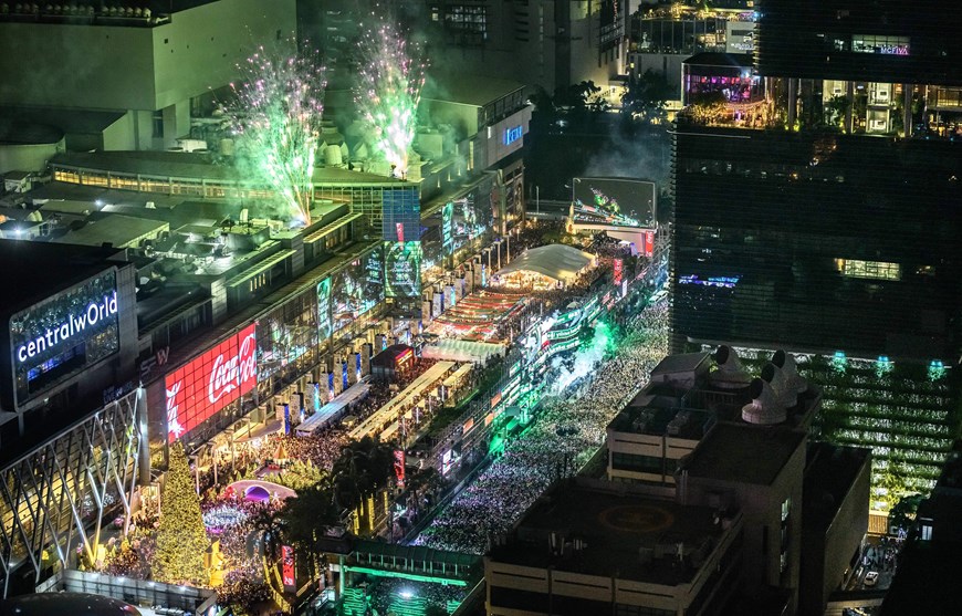 Màn pháo hoa rực rỡ đón thời khắc giao thừa trong lễ hội năm mới ở Bangkok, Thái Lan. (Ảnh: AFP/TTXVN)