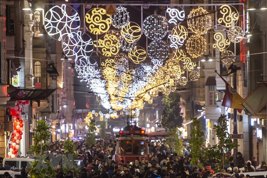 Người dân xuống đường đón thời khắc giao thừa trong lễ hội năm mới ở Istanbul, Thổ Nhĩ Kỳ. (Ảnh: AFP/TTXVN)