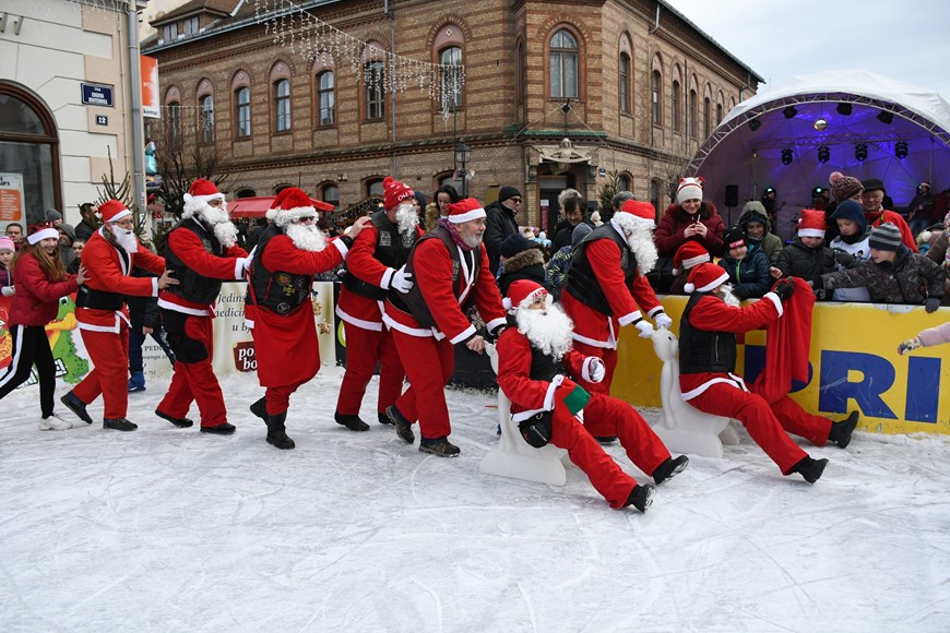 Người dân Croatia trong trang phục Ông già Noel chào đón Năm mới tại Bjelovar, Croatia. (Ảnh: THX/TTXVN)