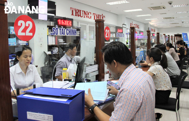 Công dân đến giao dịch thủ tục hành chính tại Trung tâm Hành chính Đà Nẵng. 			       Ảnh: LAM PHƯƠNG