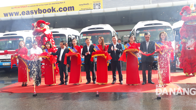 Vice Chairman Dung (6th right) joining in the ribbon-cutting ceremony for the Da Nang-Hue bus route