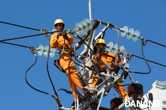 Công nhân Tổng Công ty Điện lực miền Trung sửa chữa, bảo đảm vận hành lưới điện thông suốt. (Ảnh EVNCPC cung cấp)