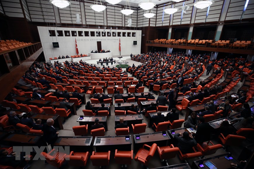 Ngày 2/1/2020, với 325 phiếu thuận và 184 phiếu chống, Quốc hội Thổ Nhĩ Kỳ đã thông qua dự luật cho phép triển khai quân đội tới Libya nhằm hỗ trợ Chính phủ được Liên hợp quốc hậu thuẫn ở Tripoli. Dự luật mới quy định quân đội Thổ Nhĩ Kỳ được phép triển khai tới Libya trong trường hợp khẩn cấp với sứ mệnh có thể kéo dài 1 năm. Trong ảnh: Toàn cảnh phiên họp Quốc hội Thổ Nhĩ Kỳ tại Ankara ngày 2/1/2020. (Nguồn: THX/TTXVN)