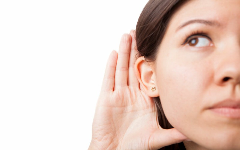 Ảnh hưởng thính giác: Mọi người thường sử dụng điện thoại di động để xem video, nghe nhạc với âm lượng rất cao, thói quen này kéo dài có thể dẫn đến mất thính lực do tiếng ồn.
