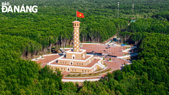 Cột cờ Hà Nội tại Mũi Cà Mau (nằm trong khuôn viên Đền thờ Lạc Long Quân và tượng Mẹ) được mô phỏng theo kiến trúc Cột cờ tại Thủ đô Hà Nội, được xây dựng kiên cố, gồm 3 tầng đế và thân cột cờ. Tổng chiều cao công trình tính cả cán cờ là hơn 41m.