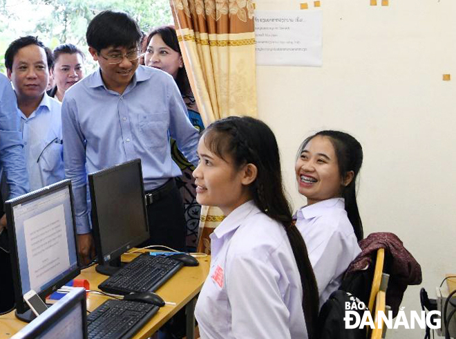 A group of Da Nang visitors paying a visit to the Vietnamese Language Centre in Savannakhet Province