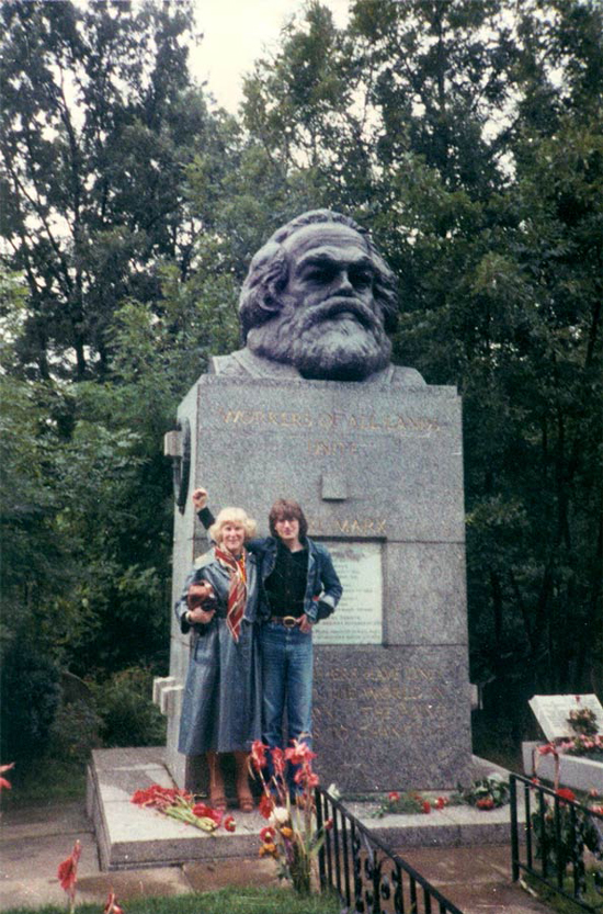 Người dân đến thăm mộ Karl Marx ở nghĩa trang Highgate, London.