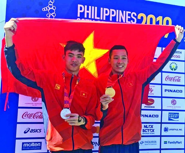 Tran Tan Trieu (R) wins the men's 10km swimming at the 30th Southeast Asian (SEA) Games (Source: internet)