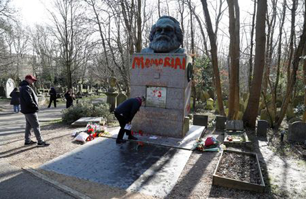 Lăng mộ của Karl Marx bị kẻ phá hoại sơn màu đỏ trong nghĩa trang Highgate ở London, Anh, ngày 17-2-2019.