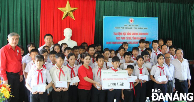 Hội Chữ thập đỏ thành phố Đà Nẵng trao học bổng cho học sinh Trường THCS Phan Tây Hồ (Quảng Nam). Ảnh: T.N