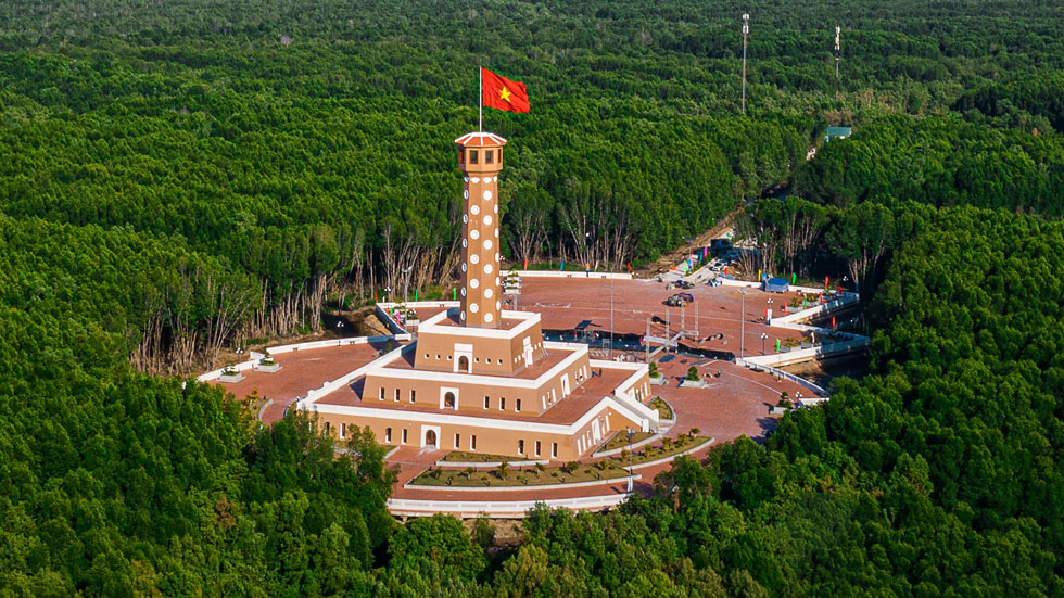 Nestled in the campus of the Mother Statue and the Lac Long Quan Temple complex, a flag tower is similar to the one in Ha Noi, and the structure features a three-tier basement and a tower. The flag tower has the height of over 41m in total.