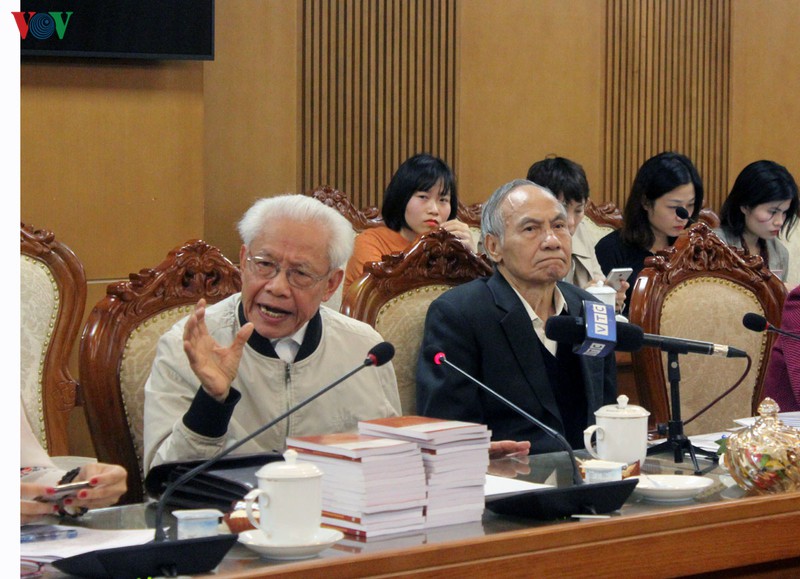 GS.TSKH Hồ Ngọc Đại (bên trái) và PGS.TSKH Nguyễn Kế Hào (bên phải) tại cuộc đối thoại.