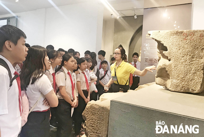 Local pupils joining an attractive extracurricular activity at the Museum of Cham Sculpture 