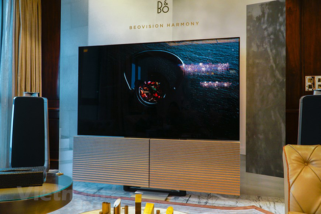 • Bang & Olufsen chính thức ra mắt chiếc TV 77 inch mang tên Beovision Harmony với tính năng gấp gọn dưới hình thái của một tác phẩm điêu khắc khi không sử dụng. (Ảnh: Minh Hiếu/Vietnam+)