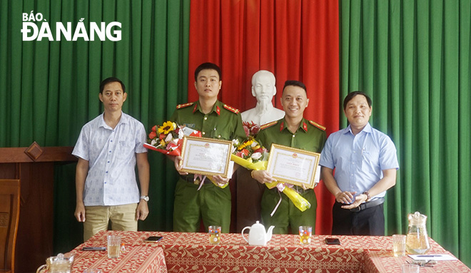 UBND phường Nại Hiên Đông khen thưởng cho Công an phường về thành tích xuất sắc trong công tác đấu tranh phòng, chống ma túy.