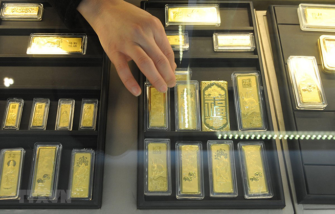 Vàng miếng được bày bán tại một cửa hàng kim hoàn ở tỉnh An Huy, Trung Quốc. (Ảnh: AFP/TTXVN)